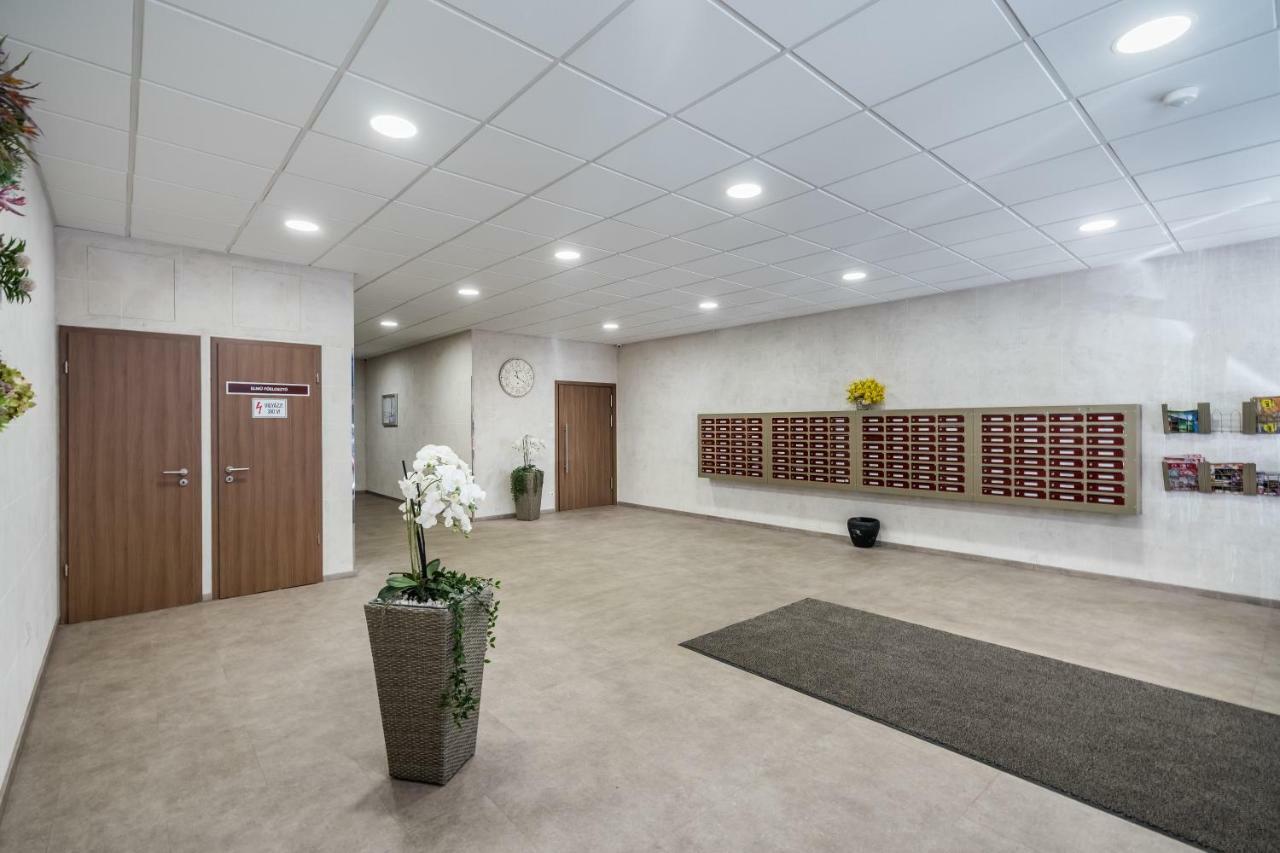 Bpr Golden Corner With Balcony & A/c Appartamento *